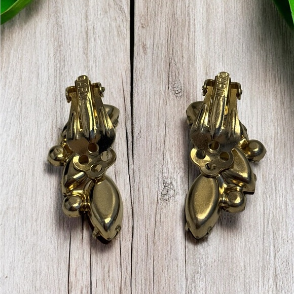 Vintage Garne Gold Tone Ruby Red Crystal Rhinestone Clip Earrings 1-1/4” - Picture 5 of 7